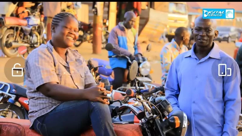 Aru : Une femme nourrit sa famille grâce à son travail de Taxi Moto