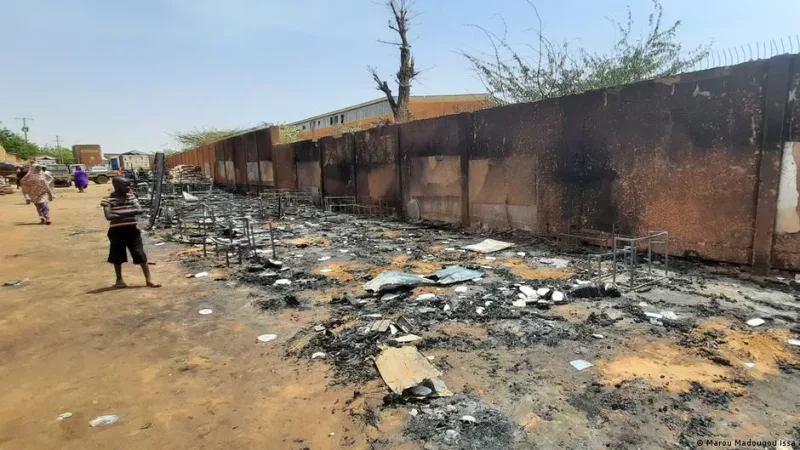 Irumu : incendiés par des inconnus, deux bureaux d’écoles de Walendu-Bindi perdent plusieurs de ses fournitures scolaires