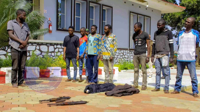 Bunia : huit présumés bandits armés dont trois militaires FARDC et un sujet ougandais, présentés au gouverneur militaire