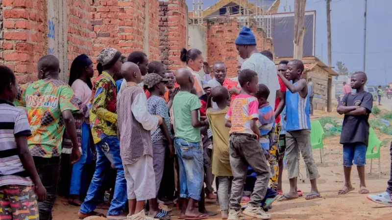 Bunia : la Miss Indépendance RDC 2022, Carine Rusoke partage son dîner de Noël avec plus de 350 enfants de la rue