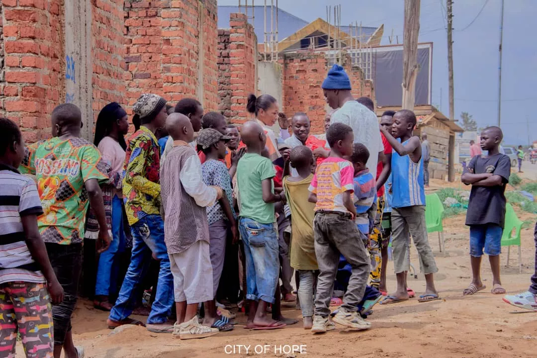 Bunia : la Miss Indépendance RDC 2022, Carine Rusoke partage son dîner de Noël avec plus de 350 enfants de la rue
