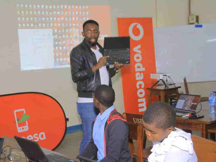 Bunia: Vodacom forme une quarantaine de jeunes filles en informatique et utlisation d’internet