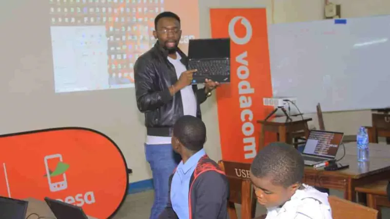 Bunia: Vodacom forme une quarantaine de jeunes filles en informatique et utlisation d’internet