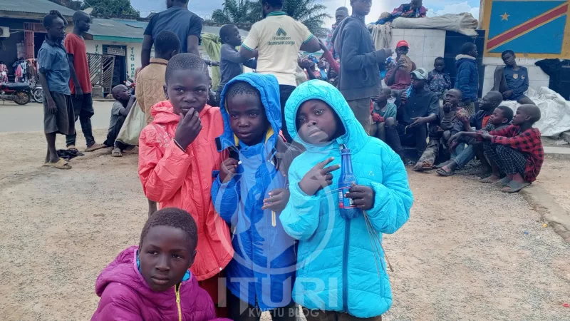 Ituri : saison des pluies à Bunia, Ascenseur Congo distribue des Jacquettes aux enfants « de la rue »
