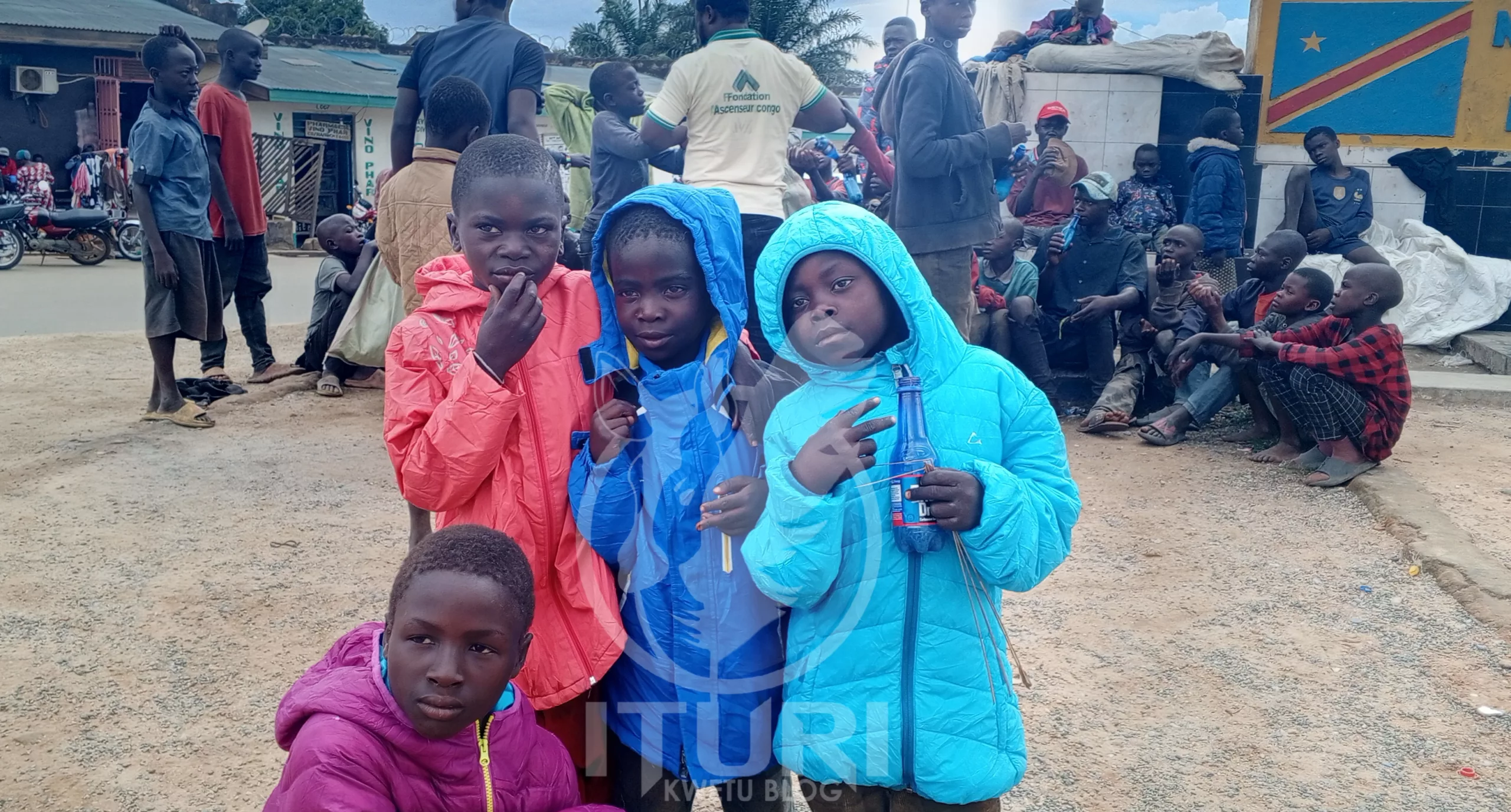 Ituri : saison des pluies à Bunia, Ascenseur Congo distribue des Jacquettes aux enfants « de la rue »