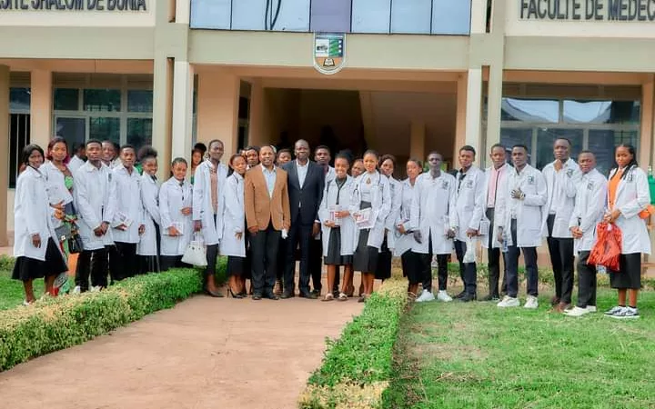 Bunia: l’USB accueille ses 27 étudiants de médecine en Bac 2, en les revêtant de blouse blanche